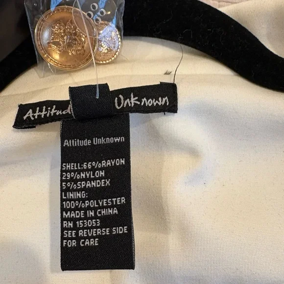 Attitude Unknown Elegant Double-Breasted Blazer with Rose Gold Buttons - Picture 4 of 5